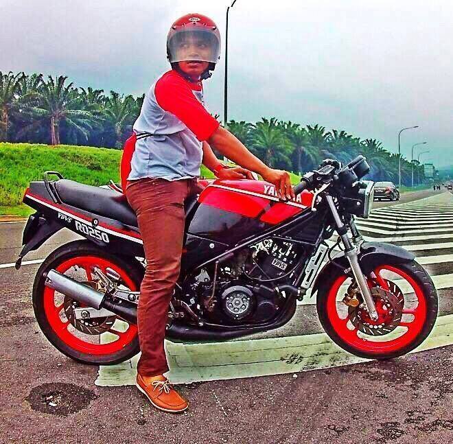 <span  class="uc_style_uc_tiles_grid_image_elementor_uc_items_attribute_title" style="color:#ffffff;">(YAMAHA RD250) Shamil Izzat</span>